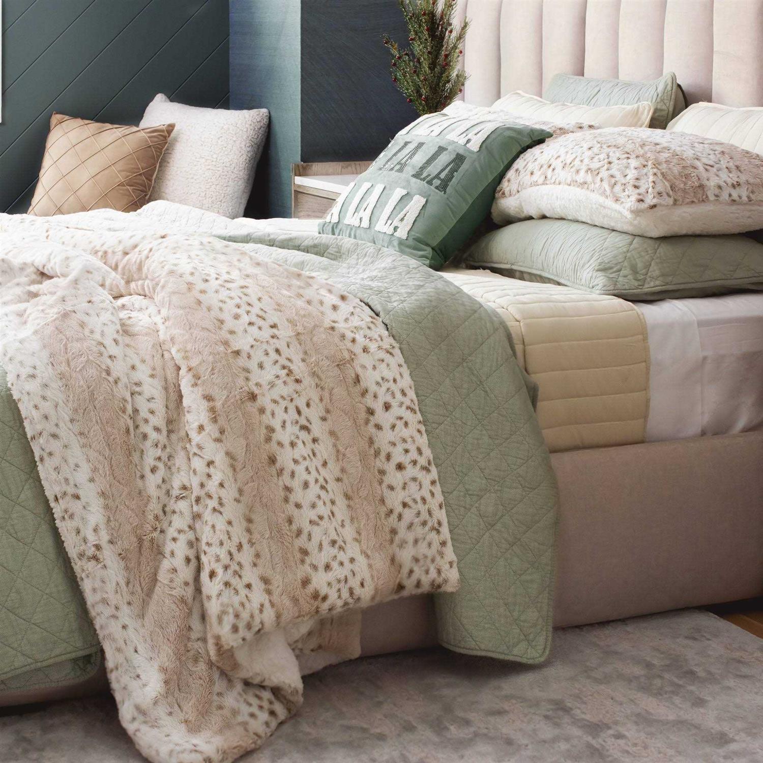 Lush Decor Cozy Soft Sherpa Reversible Decorative Pillow Cover - Image 3