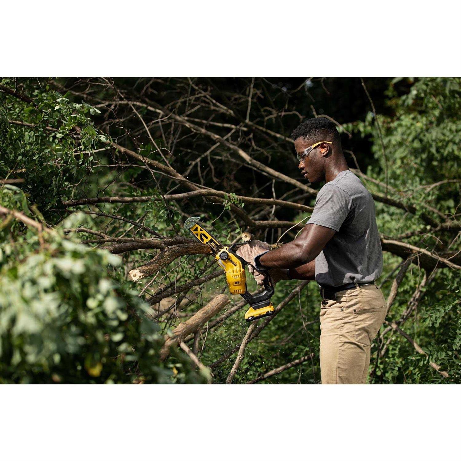 DEWALT 20V MAX 8-in. Brushless Cordless Pruning Chainsaw Kit DCCS623L1 - Image 3