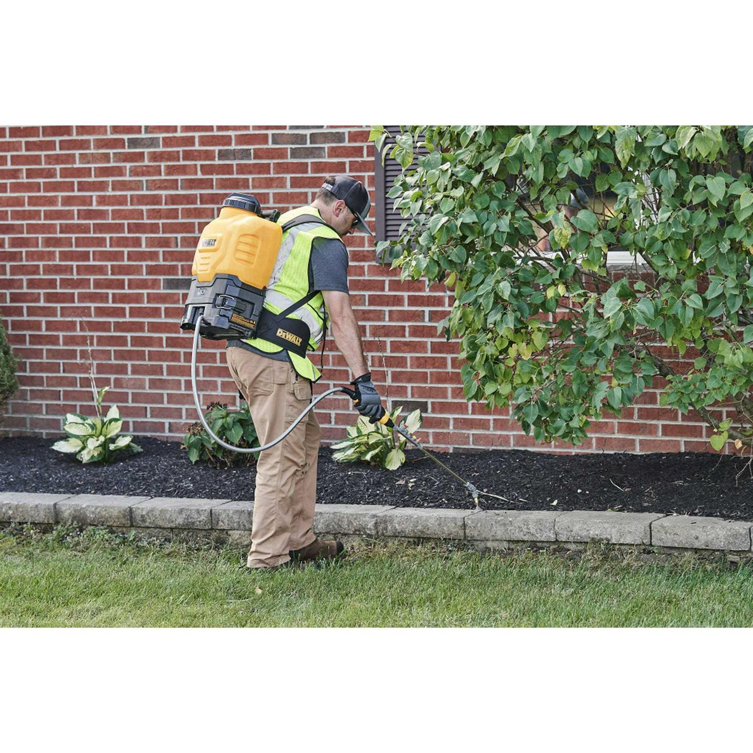 DEWALT 20V* Lithium-Ion Battery Powered Backpack Sprayer 190681 - Image 3