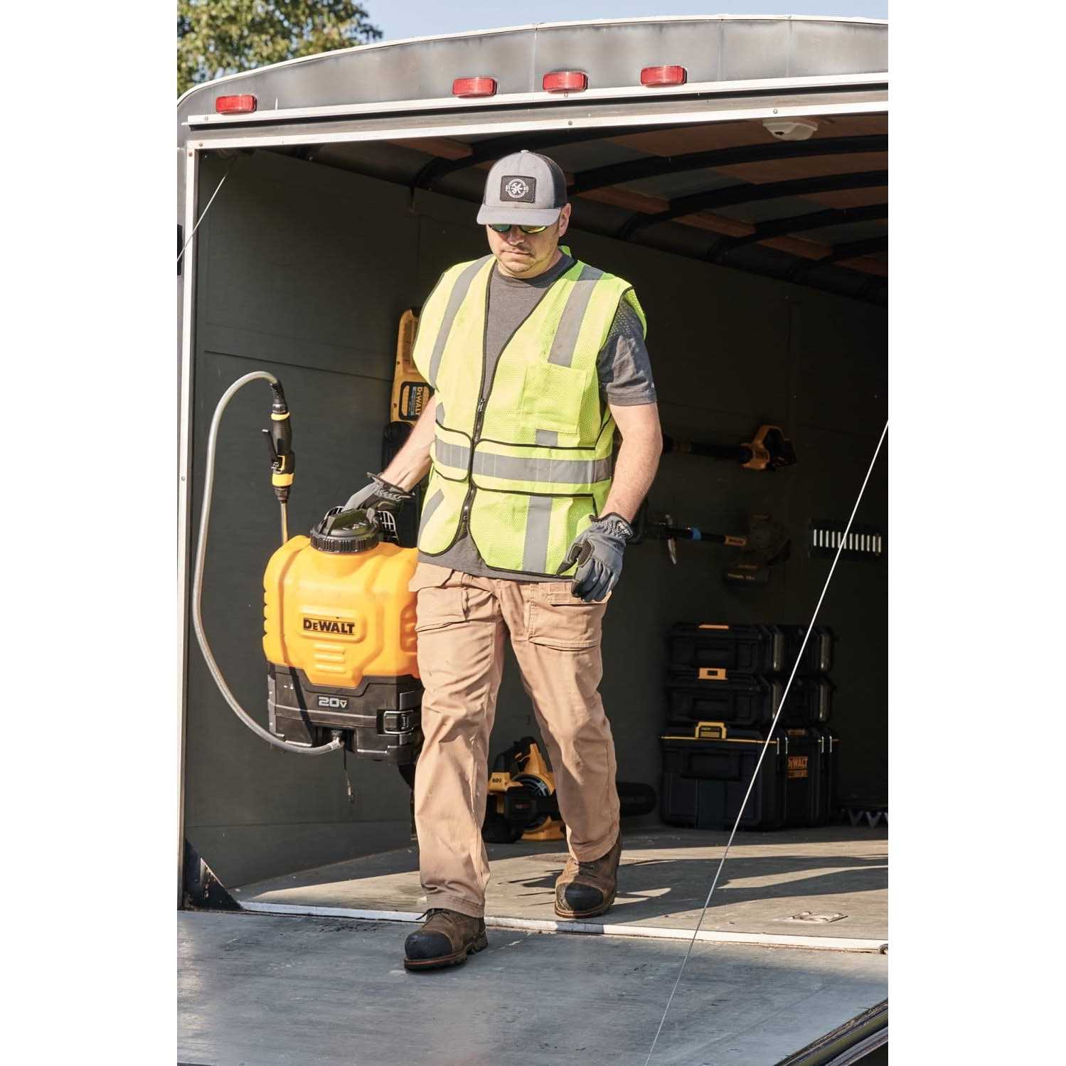 DEWALT 20V* Lithium-Ion Battery Powered Backpack Sprayer 190681 - Image 5